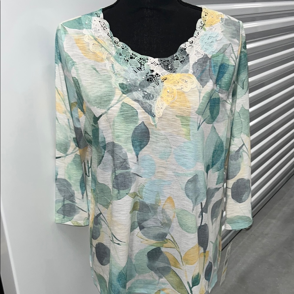 Floral Lace Trim Women's Top Alfred Dunner beautiful top
